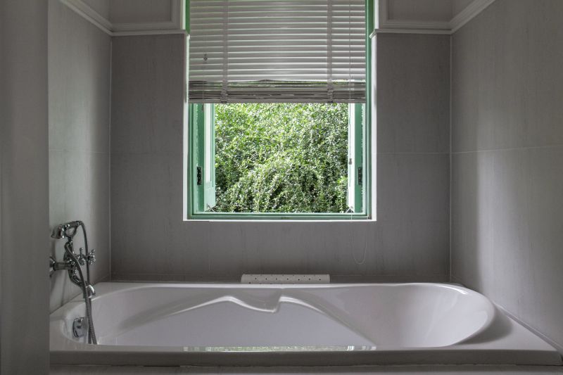 Fiberglass Bathtub